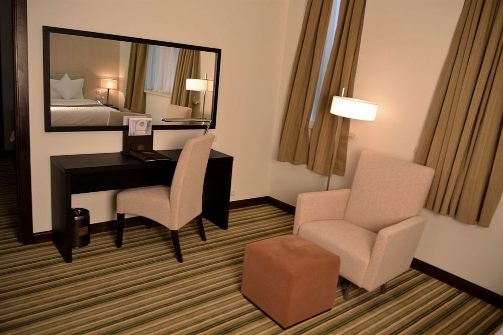 Doubletree By Hilton Shymkent Hotel Kültér fotó